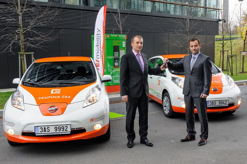 Nissan předal elektromobily Leaf skupině ČEZ